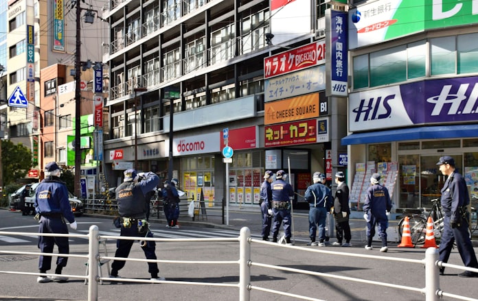 刃物男に警官発砲 公務執行妨害容疑で現行犯逮捕 大阪 京橋 日本経済新聞