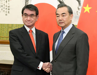 北京の釣魚台迎賓館で、会談前に握手する河野外相(左)と中国の王毅外相=28日(共同) 北京の釣魚台迎賓館で、会談前に握手する河野外相(左)と中国の王毅外相=28日(共同)