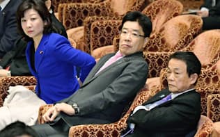 衆院予算委に臨む（左から）野田総務相、加藤厚労相、麻生財務相（19日）=共同