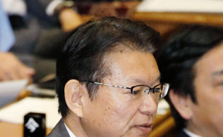 衆院予算委の集中審議で質問する立憲民主党の長妻昭氏(20日午前)=共同 衆院予算委の集中審議で質問する立憲民主党の長妻昭氏(20日午前)=共同