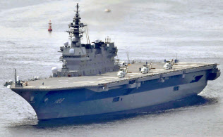 F35B戦闘機(上)を海自のヘリ搭載型護衛艦「いずも」(下)で運用する構想が浮かぶ=共同 F35B戦闘機(上)を海自のヘリ搭載型護衛艦「いずも」(下)で運用する構想が浮かぶ=共同