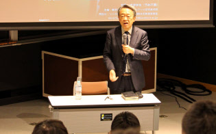 議論のテーマは社会問題や生き方にも及んだ(2017年12月8日、東京工業大学大岡山キャンパス)=東工大提供 議論のテーマは社会問題や生き方にも及んだ(2017年12月8日、東京工業大学大岡山キャンパス)=東工大提供