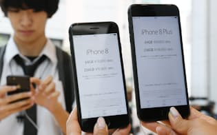 有機ELの供給過剰の影響は液晶パネルにも及ぶ（液晶パネルを使った「iPhone8」(左)と「iPhone8プラス」）