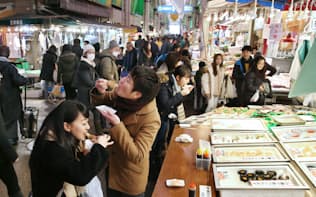 近江町市場（金沢市）ではカニやウニ、ホタテをその場で食べられる
