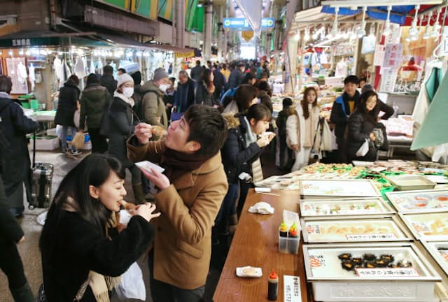 近江町市場（金沢市）ではカニやウニ、ホタテをその場で食べられる