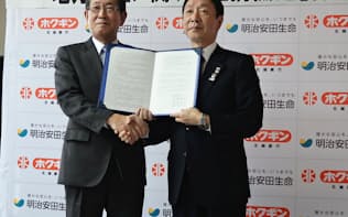 連携協定を締結した北越銀の佐藤勝弥頭取(左)と明治安田生命の鈴木伸弥会長