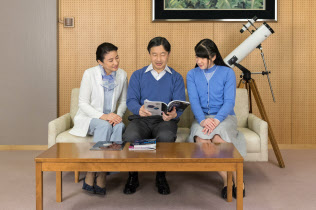 皆既月食について話す皇太子ご夫妻と愛子さま(12日、東宮御所)=宮内庁提供 皆既月食について話す皇太子ご夫妻と愛子さま(12日、東宮御所)=宮内庁提供
