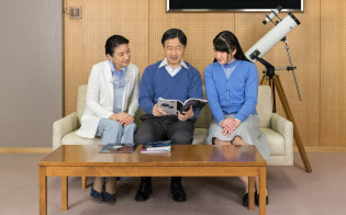 皇太子ご夫妻と愛子さま(12日、東宮御所)=宮内庁提供 皇太子ご夫妻と愛子さま(12日、東宮御所)=宮内庁提供