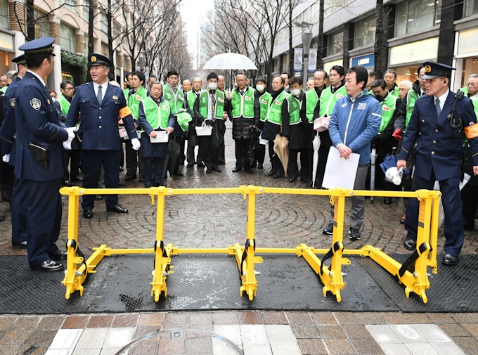 車突入テロ防げ 金属柵150台 警備2万人 東京マラソン 日本経済新聞