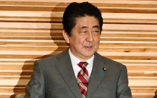 閣議に臨む(左から)茂木経済再生相、安倍首相、麻生財務相、野田総務相、林文科相(23日午前、首相官邸)=共同 閣議に臨む(左から)茂木経済再生相、安倍首相、麻生財務相、野田総務相、林文科相(23日午前、首相官邸)=共同