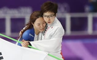 小平選手（右）と李選手が抱き合い、互いをたたえ合う姿は感動を呼んだ