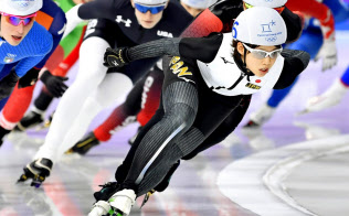 女子マススタート1回戦で滑走する高木菜那(手前右、江陵)=共同 女子マススタート1回戦で滑走する高木菜那(手前右、江陵)=共同