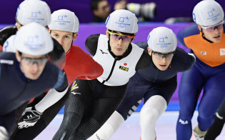 男子マススタート1回戦 滑走するウイリアムソン師円=中央(24日、江陵)=共同 男子マススタート1回戦 滑走するウイリアムソン師円=中央(24日、江陵)=共同