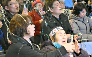 高木菜那選手の金メダル獲得を喜ぶ母の美佐子さん(前列左)と祖母の山口利久さん(同右)ら(24日夜、北海道幕別町)=共同 高木菜那選手の金メダル獲得を喜ぶ母の美佐子さん(前列左)と祖母の山口利久さん(同右)ら(24日夜、北海道幕別町)=共同