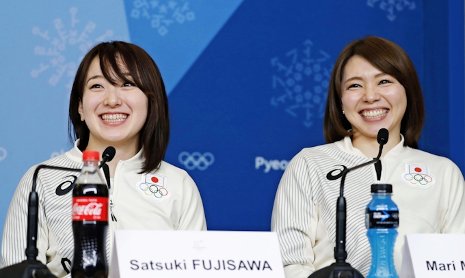 すごくうれしい 銅のカーリング女子 笑顔で会見 日本経済新聞