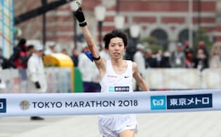 東京マラソン男子で2位でゴールした設楽（25日午前、東京・丸の内）=小幡真帆撮影