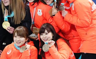 銅メダルを手に笑顔を見せるカーリング女子日本代表=山本博文撮影