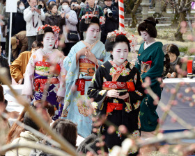北野天満宮で 梅花祭 舞妓さん 野だて茶会も 日本経済新聞