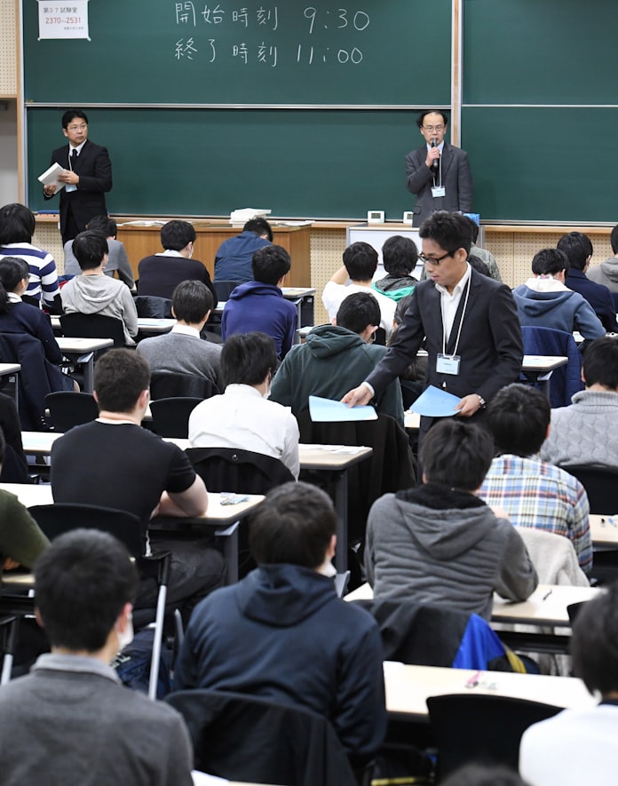 京大受験生 出題ミスないと信じ 2次試験始まる 日本経済新聞 京大受験生 出題ミスないと信じ 2次試験始まる 日本経済新聞