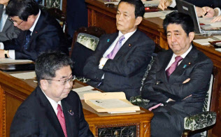 国会が首相や閣僚の国際会議出席の足かせになっている(参院本会議の代表質問)=共同 国会が首相や閣僚の国際会議出席の足かせになっている(参院本会議の代表質問)=共同