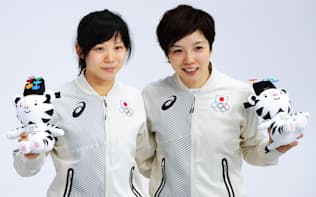 小平奈緒(右)らスピードスケートの女子選手たちの謙虚なインタビューは印象的だった=上間孝司撮影
