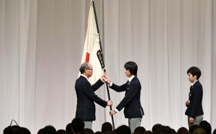 平昌五輪日本選手団の解団式で、斎藤泰雄団長(左)に団旗を手渡す葛西紀明選手。右は主将の小平奈緒選手(27日午前、東京都港区)=共同 平昌五輪日本選手団の解団式で、斎藤泰雄団長(左)に団旗を手渡す葛西紀明選手。右は主将の小平奈緒選手(27日午前、東京都港区)=共同
