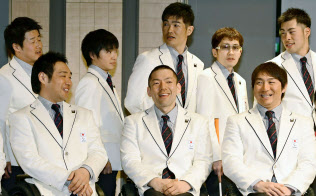 アルペンスキー座位の(手前左から)鈴木猛史、狩野亮、森井大輝。日本は第2回大会から選手団を派遣している=共同 アルペンスキー座位の(手前左から)鈴木猛史、狩野亮、森井大輝。日本は第2回大会から選手団を派遣している=共同