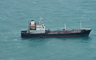 公海上で密輸した疑いのある北朝鮮船籍タンカー（25日、防衛省提供）