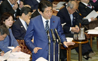 参院予算委で答弁する安倍首相(1日午前)=共同 参院予算委で答弁する安倍首相(1日午前)=共同