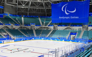 平昌冬季パラリンピックに向けた準備が進むパラアイスホッケー会場(1日、韓国・江陵)=共同 平昌冬季パラリンピックに向けた準備が進むパラアイスホッケー会場(1日、韓国・江陵)=共同