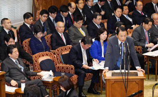参院予算委で森友文書書き換えについて答弁する麻生財務相(2日午前)=共同 参院予算委で森友文書書き換えについて答弁する麻生財務相(2日午前)=共同