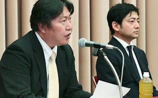記者会見するマネーパートナーズの奥山社長(左)とビットフライヤーの加納社長(2日午後、東京都千代田区)
