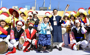 平昌冬季パラリンピックの聖火の採火式を終え、ポーズをとる人たち(2日、韓国・安養)=共同 平昌冬季パラリンピックの聖火の採火式を終え、ポーズをとる人たち(2日、韓国・安養)=共同