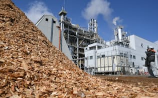生木や建築廃材などの木質チップを燃料に使うバイオマス発電所（福島県白河市）