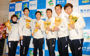 平昌五輪の報告会に出席したSC軽井沢クの選手たち。右から両角友、清水、山口、両角公、平田、長岡コーチ=2日、長野県軽井沢町 平昌五輪の報告会に出席したSC軽井沢クの選手たち。右から両角友、清水、山口、両角公、平田、長岡コーチ=2日、長野県軽井沢町