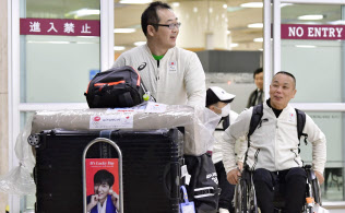 韓国・金浦空港に到着した、日本選手団主将を務めるパラアイスホッケーの須藤悟選手(手前)ら(3日)=共同 韓国・金浦空港に到着した、日本選手団主将を務めるパラアイスホッケーの須藤悟選手(手前)ら(3日)=共同