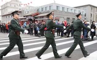 全人代開幕を控え、人民大会堂付近を警戒する警備関係者（4日、北京）=三村幸作撮影
