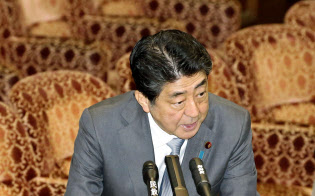 参院予算委で答弁する安倍首相(5日午前)=共同 参院予算委で答弁する安倍首相(5日午前)=共同