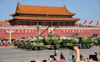 中国はミサイル開発も加速させている（2015年、北京での軍事パレード）