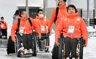 韓国・平昌の選手村に到着したアルペン座位の森井大輝選手(右端)ら(5日)=共同 韓国・平昌の選手村に到着したアルペン座位の森井大輝選手(右端)ら(5日)=共同