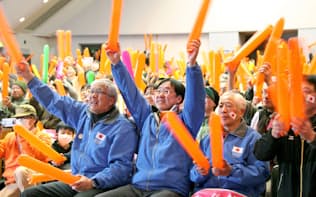 小平奈緒選手の応援で長野県茅野市役所の会場に集まった人たち。パブリックビューイングは自治体が主体の場合のみ認められた=共同