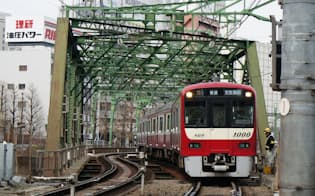 八ツ山橋を走る京浜急行電鉄のレール幅は1435ミリ（東京都品川区）