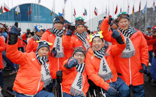 平昌冬季パラリンピック選手村の入村式で、記念写真に納まるパラアイスホッケーの選手たち(6日、韓国・平昌)=共同 平昌冬季パラリンピック選手村の入村式で、記念写真に納まるパラアイスホッケーの選手たち(6日、韓国・平昌)=共同