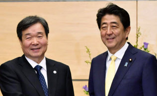 BIEの崔在哲調査団長(左から4人目)と握手する安倍首相(6日午後、首相官邸)=共同 BIEの崔在哲調査団長(左から4人目)と握手する安倍首相(6日午後、首相官邸)=共同
