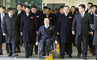 平昌冬季パラリンピックに参加するため韓国に到着した北朝鮮選手団(7日、韓国・坡州)=共同 平昌冬季パラリンピックに参加するため韓国に到着した北朝鮮選手団(7日、韓国・坡州)=共同