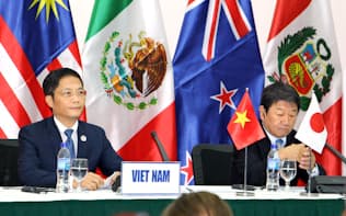 TPP閣僚会合について記者会見する茂木経済再生相（右）とベトナムのアイン商工相（2017年11月11日、ベトナム・ダナン）=共同