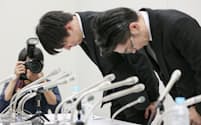 1月27日、記者会見を終え頭を下げるコインチェックの和田晃一良社長（右から2人目、肩書は当時）ら