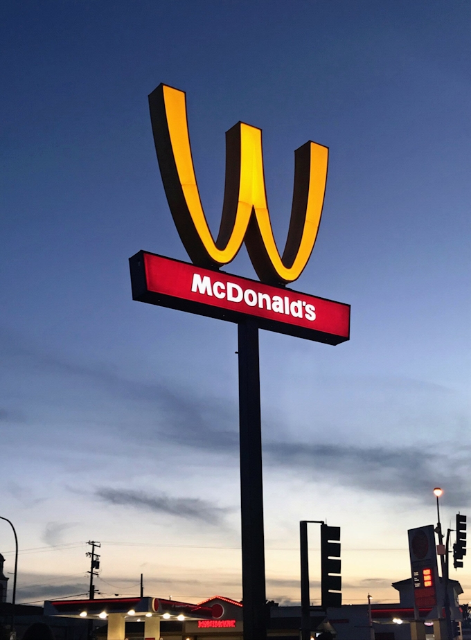 M を W に マクドナルド 女性デーでロゴ反転 日本経済新聞