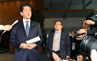 記者の質問に答える安倍首相(9日午前、首相官邸)=共同 記者の質問に答える安倍首相(9日午前、首相官邸)=共同