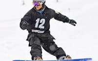 全国障がい者スノーボード選手権大会で滑走する山本（17年2月）